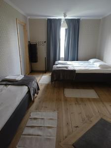 Postel nebo postele na pokoji v ubytování Kungsgården BnB
