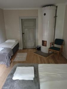 Postel nebo postele na pokoji v ubytování Kungsgården BnB