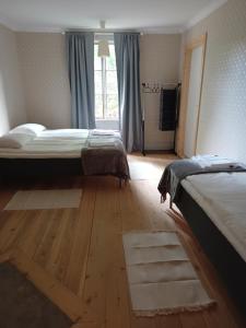 Postel nebo postele na pokoji v ubytování Kungsgården BnB