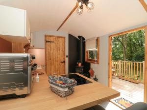 Kuchyň nebo kuchyňský kout v ubytování The Foxes Den Shepherds Hut + 19 fotografií