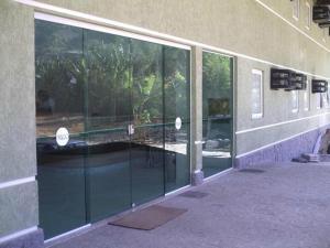 ein Gebäude mit großen Glasfenstern an der Seite in der Unterkunft Hotel do Prado in Petrópolis