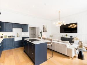 Kuchyňa alebo kuchynka v ubytovaní Pass the Keys Modern High End 1 Bed in Central Leamington Spa