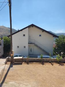 Το κτήριο όπου στεγάζεται  το διαμέρισμα