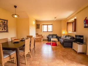 un soggiorno con un tavolo e un divano di Apartamento Rural en Terminon a Terminón