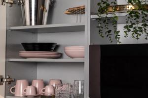 ヴィルパントにあるPinky Roomのピンク色の皿やプレートが詰まった食器棚