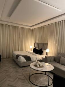 une chambre avec un lit, un canapé et une table dans l'établissement أستديو Studio Hiten- Boulevard, à Riyad