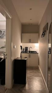 une cuisine avec des armoires blanches et une table dans une pièce dans l'établissement أستديو Studio Hiten- Boulevard, à Riyad