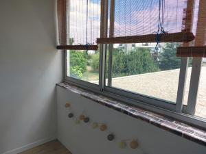 a window in a room with a view of a yard at Appartement familial et cozy - Wifi - Espace Travail- Parking in Mérignac