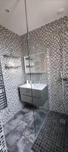 Kúpeľňa v ubytovaní SUPERBE MAISON 6 ch, 4 sdb, terrasses et billard