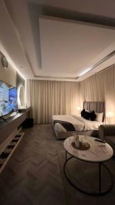 Cette chambre comprend un lit et une table basse. dans l'établissement أستديو Studio Hiten- Boulevard, à Riyad