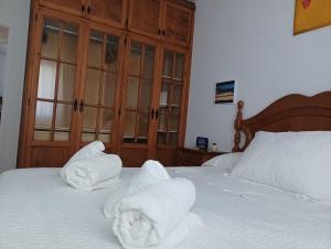 a bedroom with white towels on a bed at Apartamento playa de los Lances in Tarifa