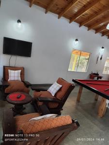 sala de estar con mesa de ping pong y mesa de billar en La Villarense, en Buenos Aires