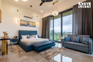 ロナバラにあるStayVista at Seraphine with Home Theatre, Jacuzzi & Pvt Poolのベッドとソファのある寝室 +32枚の写真