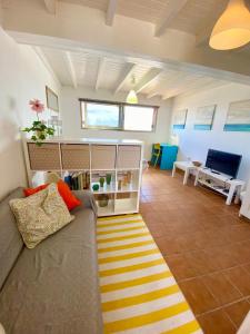 Postel nebo postele na pokoji v ubytování The Summer Treat Shared Apartment Compartido + 20 fotografií