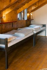 Letto o letti in una camera di Srub Midla Čenkovice