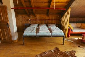 Letto o letti in una camera di Srub Midla Čenkovice