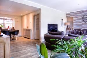 a living room with a couch and a table at Waterhill's Bed in Dinteloord
