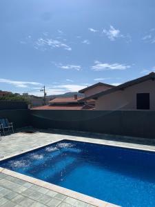 Πισίνα στο ή κοντά στο Casa veraneio Ninho verde 2
