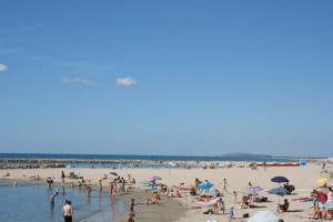 un grupo de personas en la playa en una playa en Appartement avec cour à côté de la plage, en Palavas-les-Flots 1 foto más