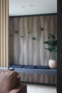 a bench with a plant on a wooden wall at La Grange-Vorsen Logement privatif de 100m2 avec bain balnéo, cabine Infrarouge, jacuzzi, climatisation in Gingelom