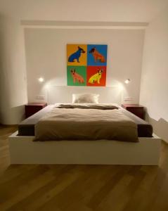Un dormitorio con una cama con un cuadro en la pared. en Lovely apartment in the city centre, en Bratislava