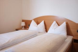 A bed or beds in a room at Garni Trojer