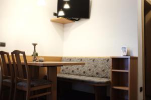 A seating area at Garni Trojer