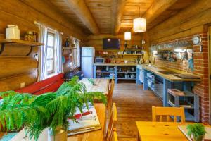 una cucina con soffitti in legno e un tavolo in una camera di Srub Midla Čenkovice a Čenkovice