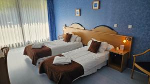 Postel nebo postele na pokoji v ubytování Brit Hotel Du Ban