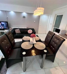 A seating area at Cseppecske Apartman