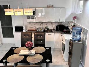 Una cocina o cocineta en Cseppecske Apartman