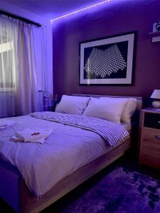 Una cama o camas en una habitación de Cseppecske Apartman