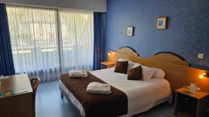 Postel nebo postele na pokoji v ubytování Brit Hotel Du Ban