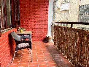 una silla sentada en un balcón con una mesa en Sweet House Skadarlija, en Belgrado