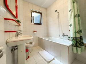 y baño con lavabo, aseo y bañera. en Sweet House Skadarlija, en Belgrado 22 fotos más