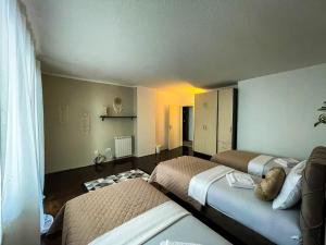 una habitación con dos camas y un sofá en Sweet House Skadarlija, en Belgrado
