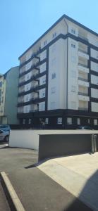 Budova, kde se apartmán nachází + 4 fotografie