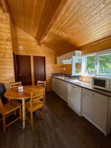kuchnia ze stołem i kuchenką mikrofalową w pokoju w obiekcie Camping Onlycamp L'Orée d'Alsace w mieście Wasselonne +23 zdjęcia