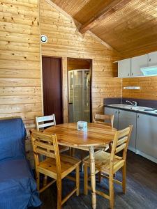 Kuchyňa alebo kuchynka v ubytovaní Camping Onlycamp L'Orée d'Alsace