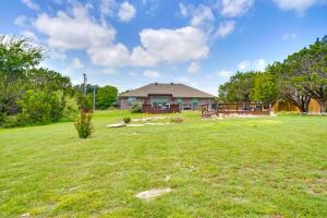 Zahrada ubytování Inviting Granbury Home with Fire Pit 3 Mi to Lake!