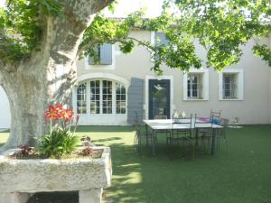 a table and chairs in front of a house at Mas Aubert in Eyragues