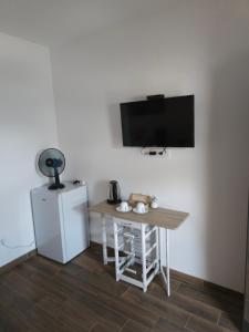 Televízia a/alebo spoločenská miestnosť v ubytovaní Guest House Mačić
