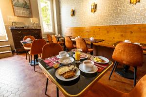 ein Tisch mit Essen darauf in einem Restaurant in der Unterkunft Hotel Burrhus in Vaison-la-Romaine