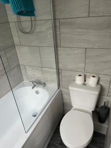 Koupelna v ubytování Modernised 4bed stay-away-home in Runcorn sleeps 7 + 16 fotografií