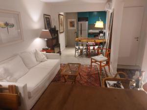 a living room with a white couch and a table at Loft con terraza en San Isidro in San Isidro