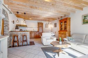 a living room with a couch and a table at De Dal Heuvelland vakantiehuis Dal 2 in Mechelen