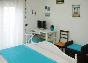 a childs bedroom with a bed and a desk at La Dimora di Livia in Lido di Ostia