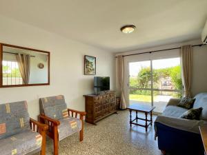 Televízia a/alebo spoločenská miestnosť v ubytovaní Garden Apartment, La Noria
