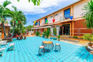 a resort with a swimming pool and a building at Kampu Resort Kohlarn in Ko Larn