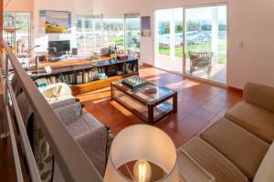 una sala de estar con un sofá y una mesa en Villa Atlantic Blue, en Ericeira